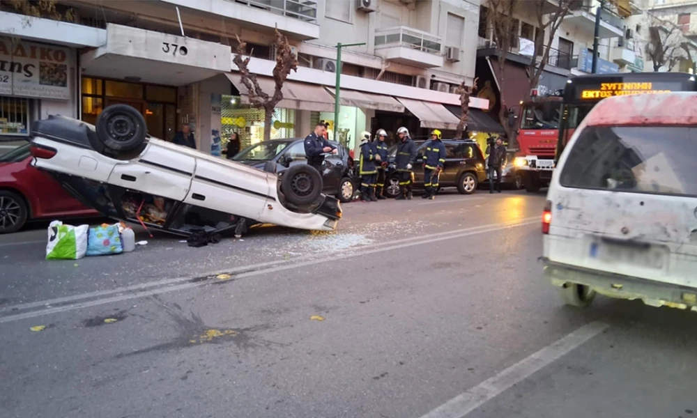 Η στιγμή που ανατράπηκε αυτοκίνητο στην Πατησίων - «Με πήρε ο ύπνος» λέει ο οδηγός (βίντεο)